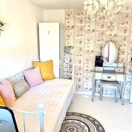 Happy Place With Kitchenette- Female Only London Eksteriør billede
