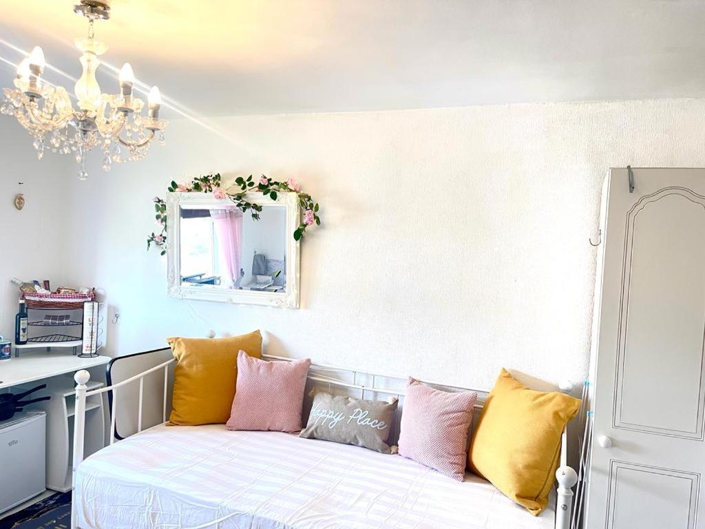 Happy Place With Kitchenette- Female Only London Eksteriør billede