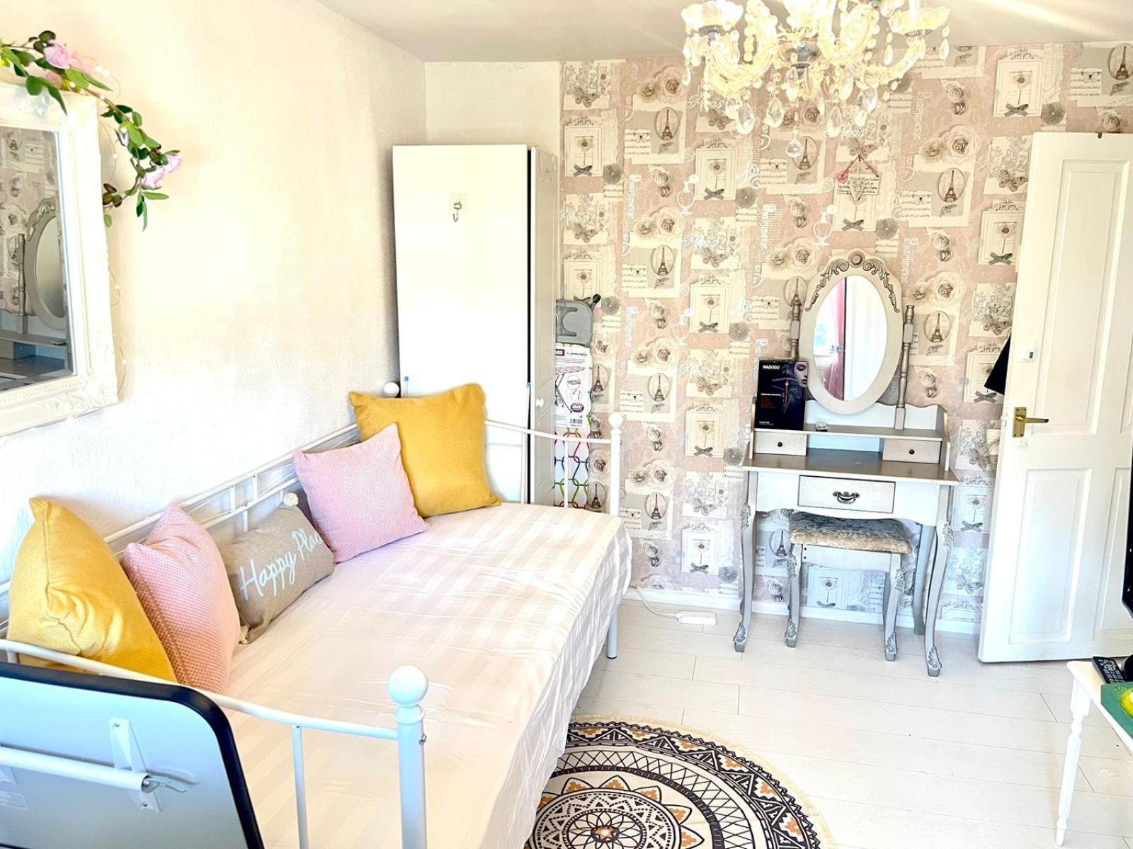 Happy Place With Kitchenette- Female Only London Eksteriør billede
