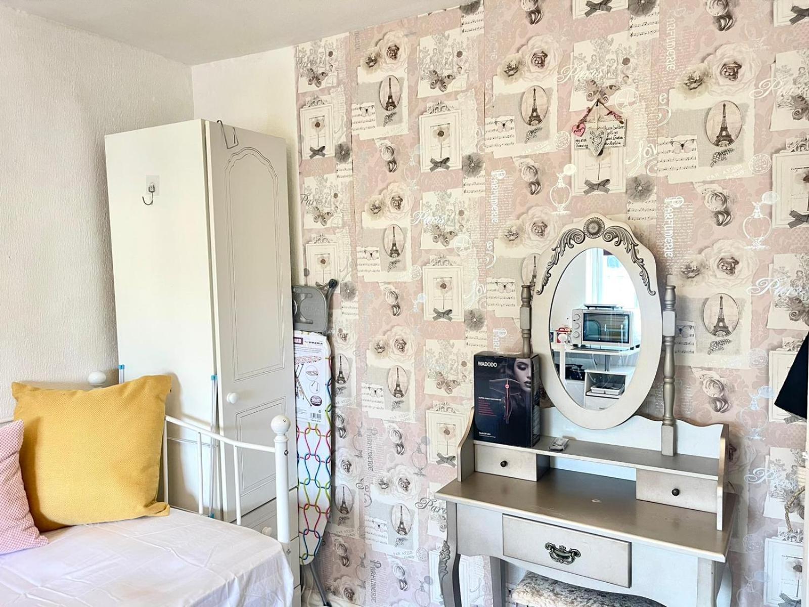 Happy Place With Kitchenette- Female Only London Eksteriør billede